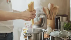 Vad är passiv matlagning av pasta och hur sparar det el?