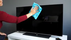 Hur man rengör TV-skärmen på rätt sätt för att återställa dess felfria utseende